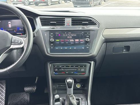 Used 2023 Volkswagen Tiguan SE w/ Panoramic Sunroof Package AWD/4WD image 6
