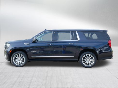 Used 2024 GMC Yukon XL Denali AWD/4WD image 4