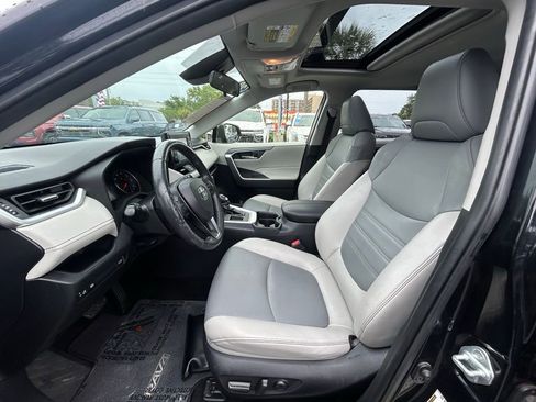 Used 2020 Toyota RAV4 XLE Premium FWD image 13