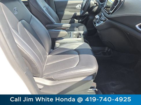 Used 2024 Chrysler Pacifica Limited FWD image 23