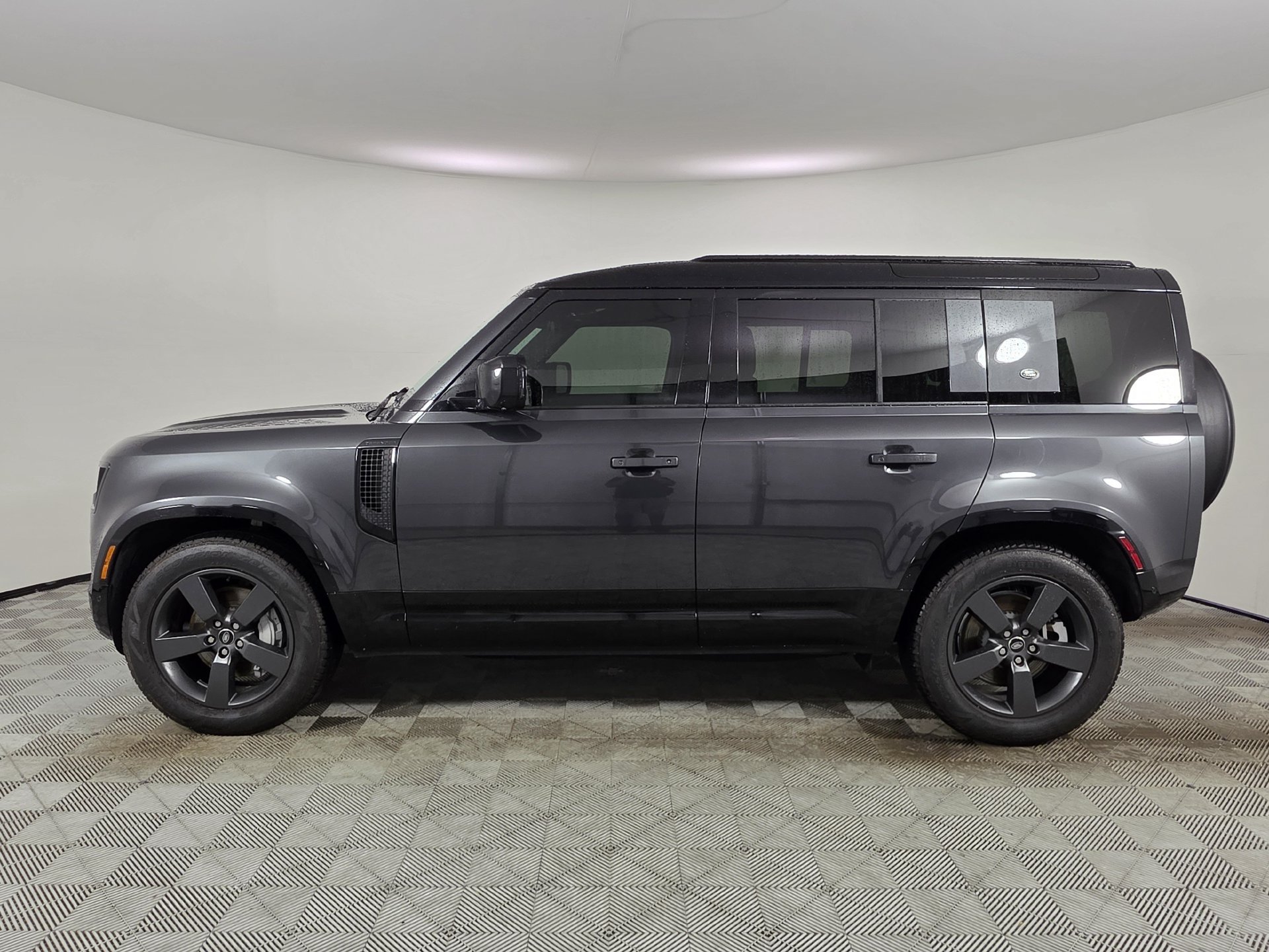 Used 2024 Land Rover Defender 110 X-Dynamic SE AWD/4WD image 38