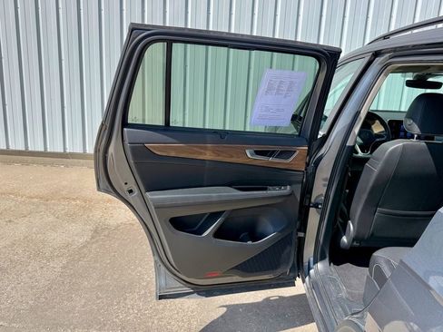 Used 2025 Volkswagen Atlas SE AWD/4WD image 16