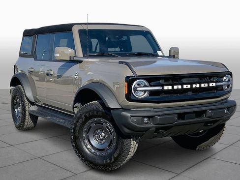 Certified 2025 Ford Bronco Outer Banks w/ Sasquatch Package image 3