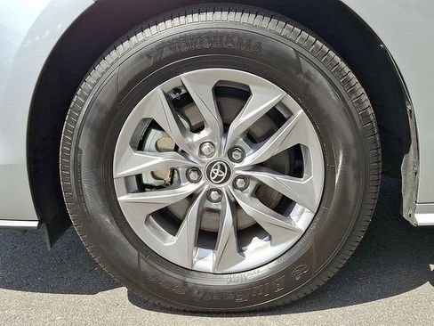 Used 2025 Toyota Sienna LE FWD image 8