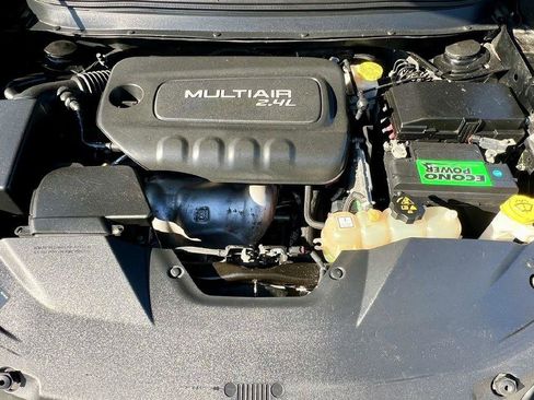 Used 2019 Jeep Cherokee Latitude Plus w/ Comfort/Convenience Group AWD/4WD image 17