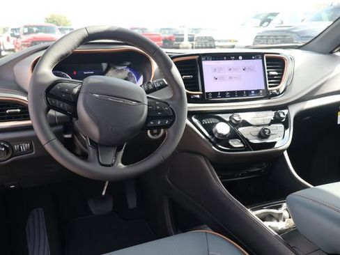 New 2027 Chrysler Pacifica Pinnacle w/ Theater Group FWD image 13