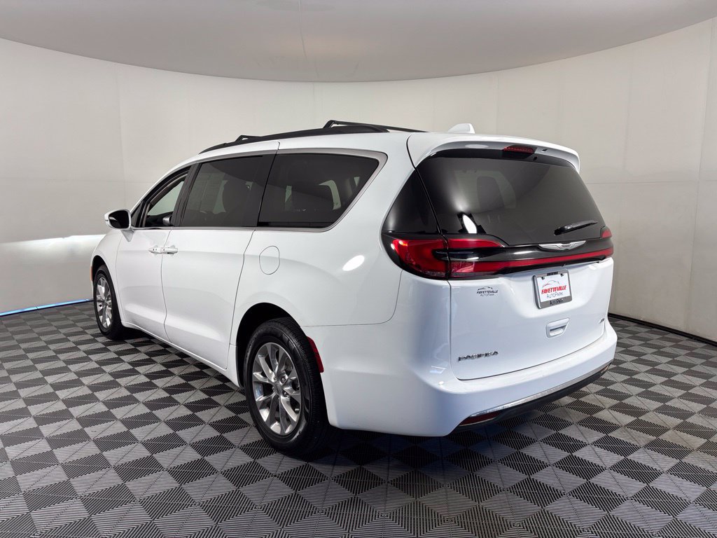 Used 2022 Chrysler Pacifica Touring-L AWD/4WD image 16