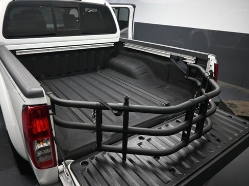 Used 2020 Nissan Frontier SV w/ Midnight Edition Floor Mats RWD image 17