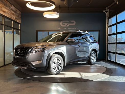 Used 2025 Nissan Pathfinder SL AWD/4WD image 7
