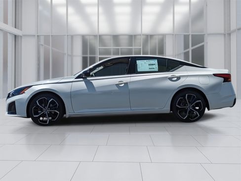 New 2025 Nissan Altima 2.5 SR image 2