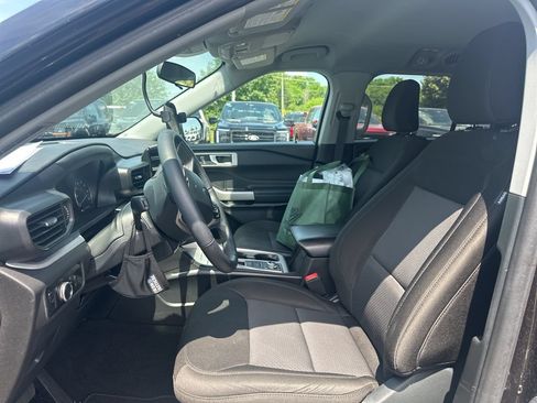 Used 2024 Ford Explorer XLT AWD/4WD image 11