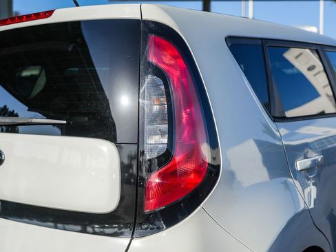 Used 2017 Kia Soul + FWD image 10