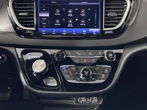 Used 2025 Chrysler Pacifica Select image 19