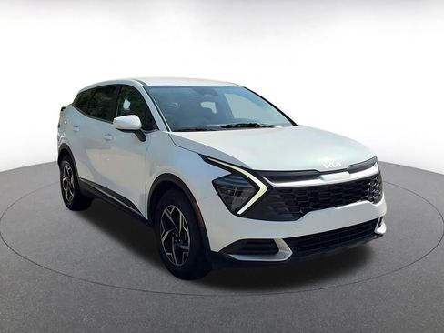 Used 2025 Kia Sportage LX image 3