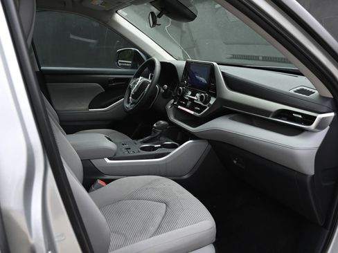 Used 2025 Toyota Highlander LE image 15
