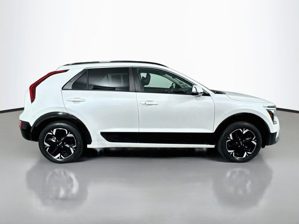 Used 2023 Kia Niro Wind w/ Wind Preserve Package FWD image 6
