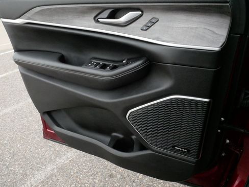 Used 2023 Jeep Grand Cherokee 4WD 4xe image 28