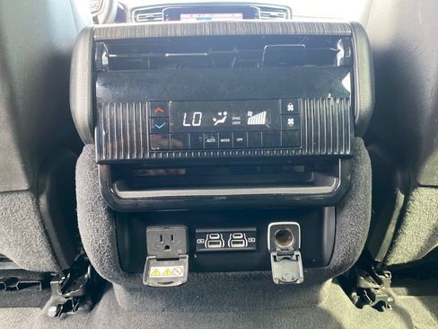 Used 2024 Jeep Wagoneer Series II w/ Flexible Seating Group RWD image 28