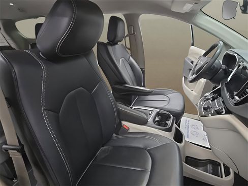 Used 2024 Chrysler Pacifica Touring-L image 21
