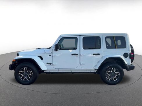 Used 2025 Jeep Wrangler Sahara image 9