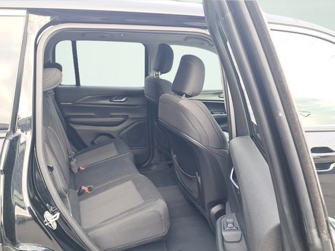 Used 2023 Jeep Grand Cherokee Laredo AWD/4WD image 14