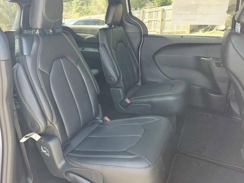 New 2026 Chrysler Pacifica Select FWD image 18