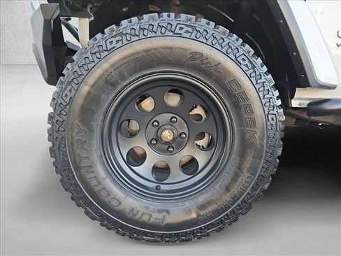 Used 2018 Jeep Wrangler Unlimited Sahara AWD/4WD image 24