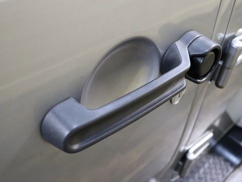 Used 2017 Jeep Wrangler Unlimited Sahara image 17