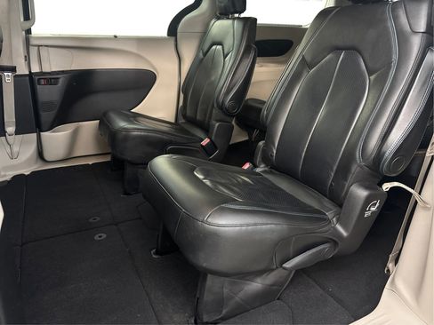 Used 2021 Chrysler Pacifica Touring-L image 11