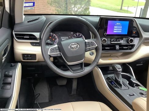 Used 2024 Toyota Highlander XLE FWD image 10