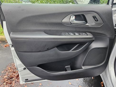New 2026 Chrysler Pacifica Select image 10