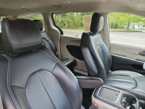 Used 2023 Chrysler Pacifica Touring-L FWD image 10