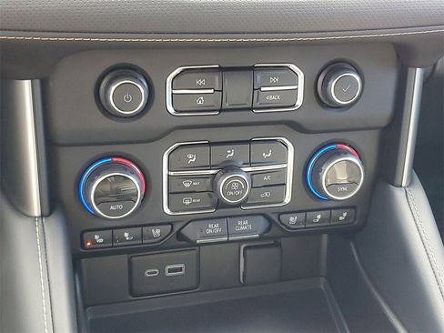 Used 2024 Chevrolet Suburban Premier image 18