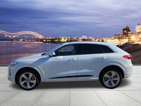 Used 2025 Audi Q5 Premium Plus w/ Premium Plus image 2