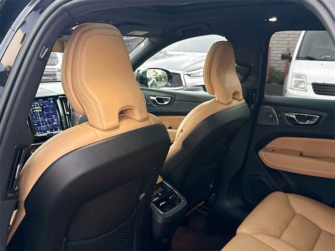 Used 2022 Volvo XC60 B6 Inscription w/ Advanced Package image 28