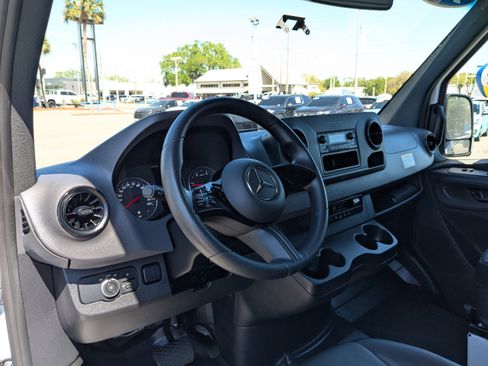 Used 2025 Mercedes-Benz Sprinter 2500 image 18