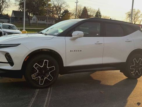 Certified 2023 Chevrolet Blazer RS w/ Driver Confidence II Package image 6
