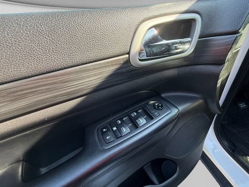 Used 2021 Jeep Grand Cherokee Laredo AWD/4WD image 19