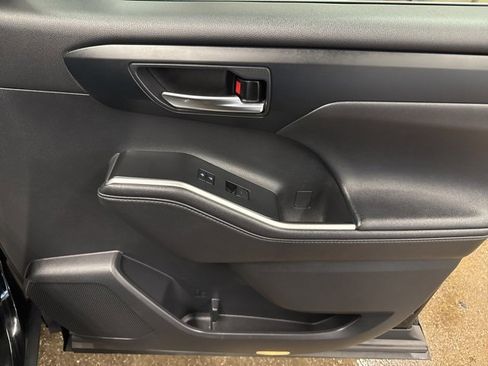 Used 2021 Toyota Highlander XLE image 27