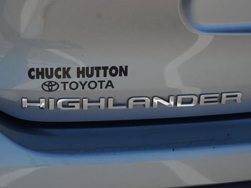 Used 2023 Toyota Highlander LE FWD image 17