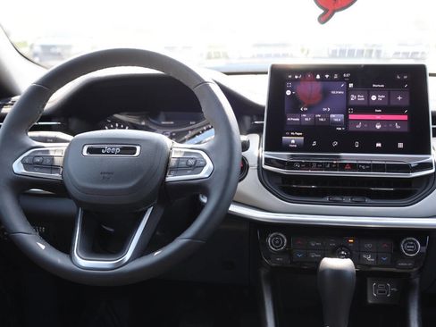 Used 2025 Jeep Compass Limited image 23