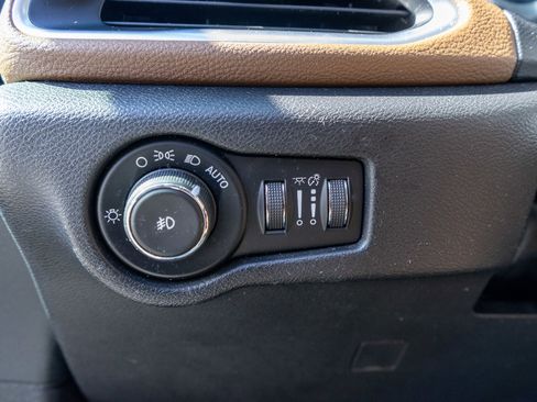 Used 2017 Chrysler Pacifica Limited w/ UConnect Theater Package image 16