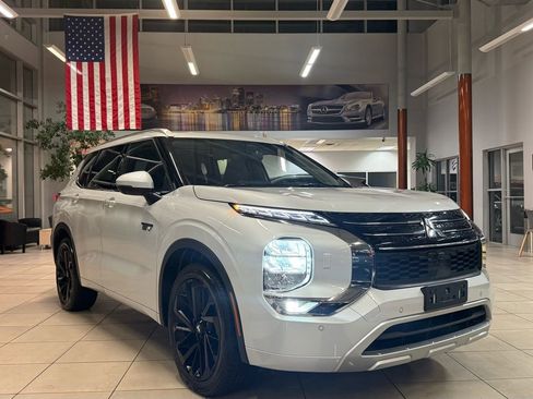 Used 2024 Mitsubishi Outlander SEL image 2