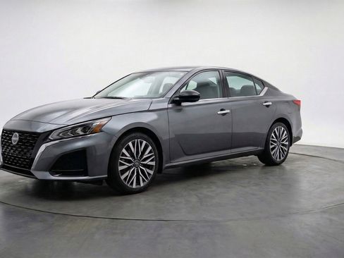 Used 2025 Nissan Altima 2.5 SV image 3