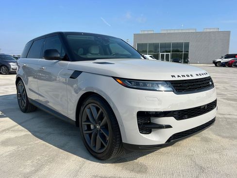 Used 2024 Land Rover Range Rover Sport SE AWD/4WD image 3