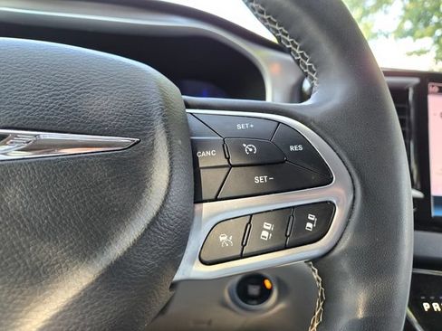 Used 2023 Chrysler Pacifica Touring-L FWD image 25