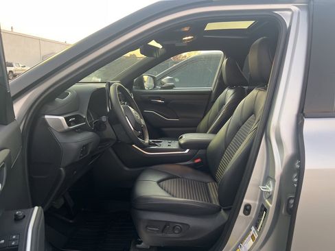 Used 2023 Toyota Highlander XSE image 8