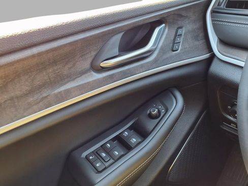 New 2026 Jeep Grand Cherokee L Limited AWD/4WD image 17
