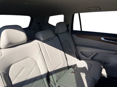 Used 2025 Volkswagen Atlas SE image 18