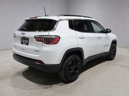 Used 2023 Jeep Compass Latitude AWD/4WD image 2
